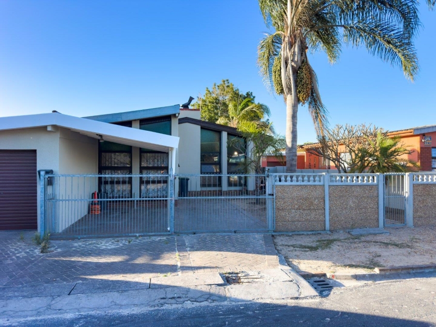 3 Bedroom Property for Sale in Peerless Park East Western Cape